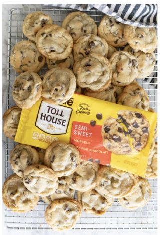 Original NESTLɮ TOLL HOUSE Chocolate Chip Cookies image